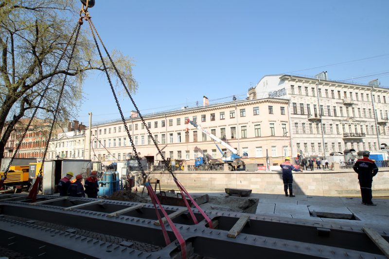 Отреставрированный пролет Банковского моста вернули на место. мост, ремонт, реставрация, Петербург