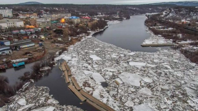 В Заполярье во время ледохода на реке Кола унесло мост. Заполярье, мост, Мурманская область