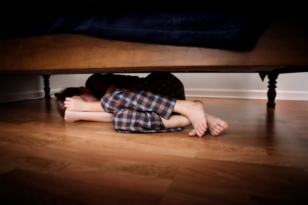 Пропавшего магаданского школьника спустя сутки нашли прячущимся дома под кроватью. дом, кровать, школьник, Магадан