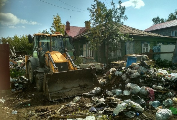 Рабочие расчистили свалку, которую мужчина собирал 7 лет. участок, свалка, рабочие