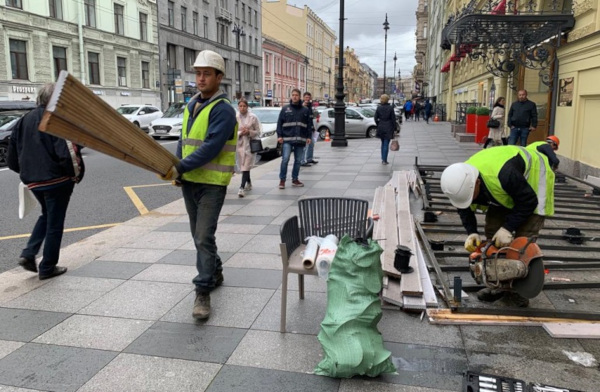 В центре Петербурга снесли незаконные летние кафе. летние кафе, Петербург