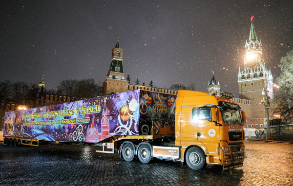 Дед Мороз доставил в Московский Кремль главную елку страны. 14451.jpeg