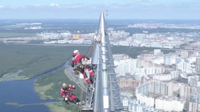 В Петербурге на шпиле 