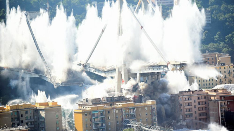 В Генуе снесли взрывом остатки моста Моранди. мост, взрыв, Генуя, Италия