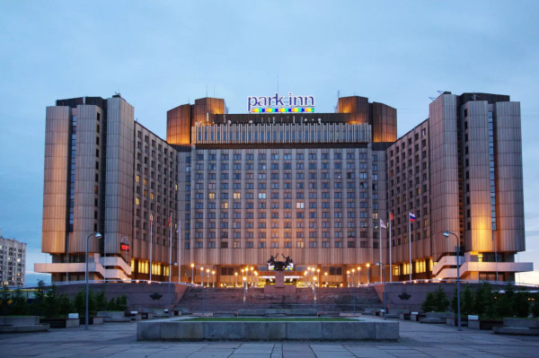 У гостиницы Park Inn в кустах нашли опасный снаряд.. гостиница, Park Inn, мина, полиция, Петербург