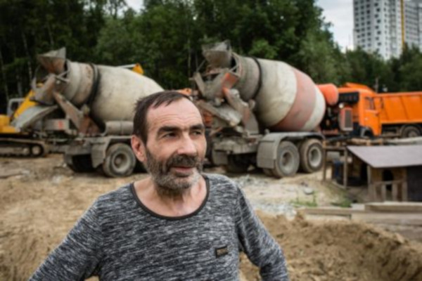 Сургутянин, чей дом снесли, пока он вышел по делам, отказался от новой квартиры и живет на улице. 16789.jpeg Сургутянин, чей дом снесли, пока он вышел по делам, отказался от новой квартиры и живет на улице. дом, квартира, мужчина, Сургут