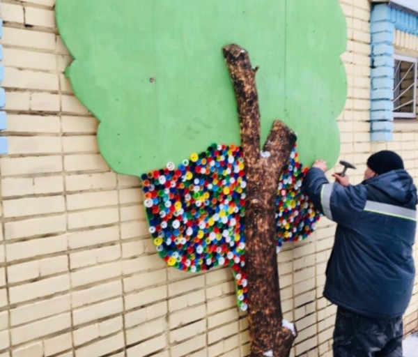 На стене общественного туалета вырастили дерево из пластиковых крышек. 14815.jpeg