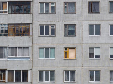 Житель панельного дома прорубил в несущей стене два окна