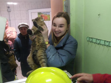 В Москве спасли кота, провалившегося в короб жилого дома