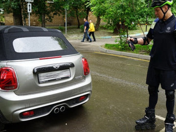 В Москве инспекторы-роллеры начали проверять платные парковки