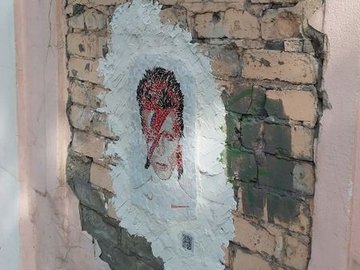 На стене в центре Воронежа появился мозаичный портрет Дэвида Боуи