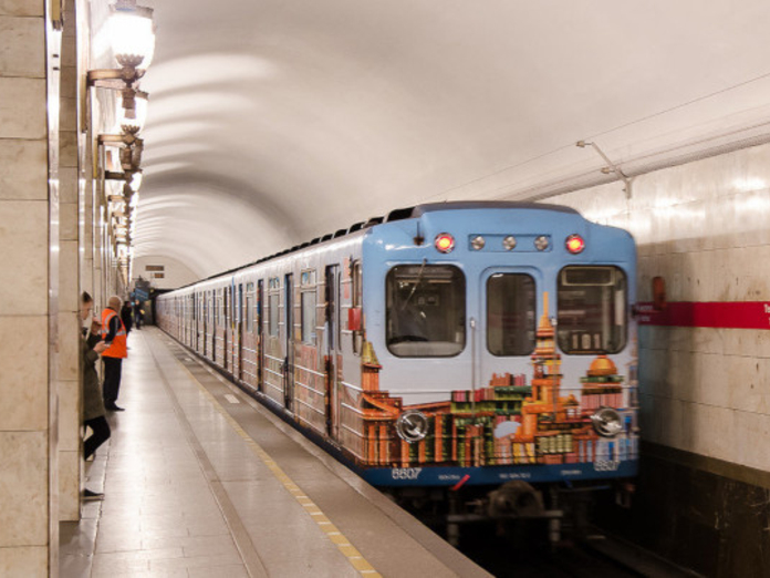 Поезд в метро спб