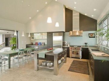 Интересный дизайн кухни с высокими потолками