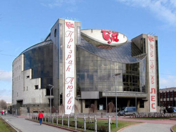 На фасад здания театра "Буфф" наклеили бумагу вместо облицовочной плитки