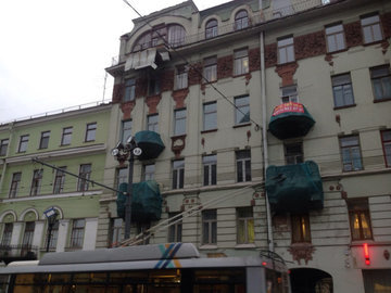 В доме, отремонтированном за 18,9 млн рублей, рухнул балкон