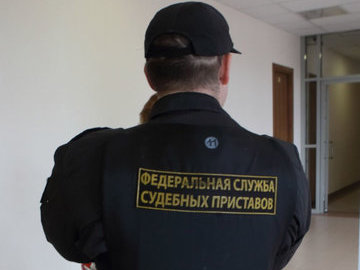 Судебным приставам дадут право взламывать двери в квартирах россиян