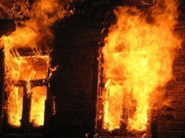 В Няндоме мужчина спас из огня соседку, уснувшую с сигаретой