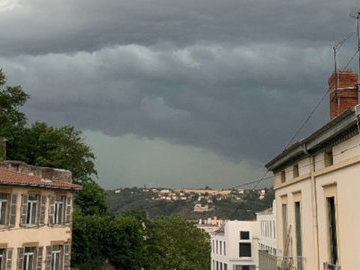 Ураган оставил без электричества 70 тысяч домов во Франции