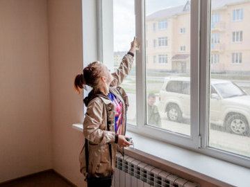 За год очередь детей-сирот на жилье увеличилась на 12 тысяч человек