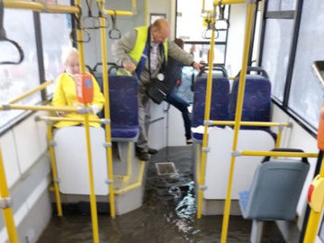 В Приморском районе затопило пассажирский автобус