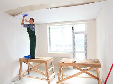 Потолок в новостройке: что выбрать?