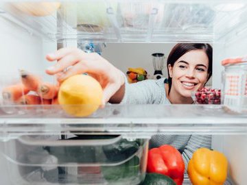 Генеральная уборка холодильника и правила хранения продуктов